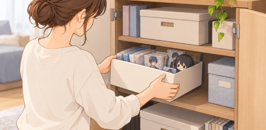 推しグッズを入れた箱を、扉付きの棚にしまう女性のイラスト